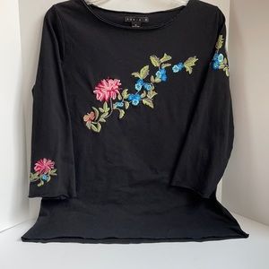 Roxie B floral embroidered 3/4 sleeve knit top Size medium